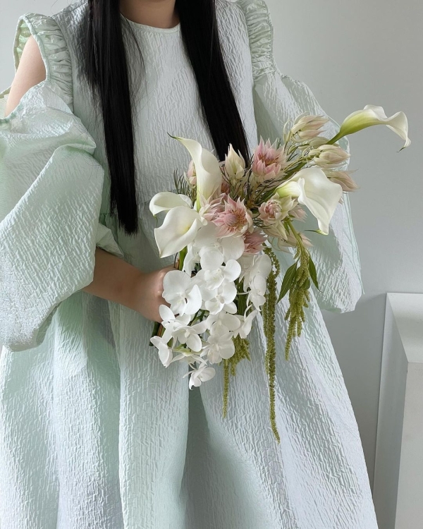 Trend: Cascading Flower Bouquets