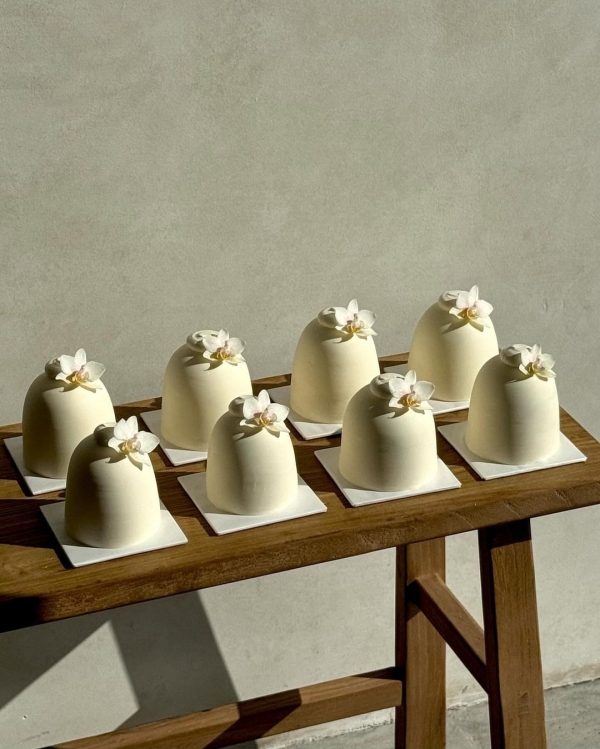 Beautiful Trends for Summer Wedding Cakes | Vintage Decor, Flower Cakes, Seasonal Berries