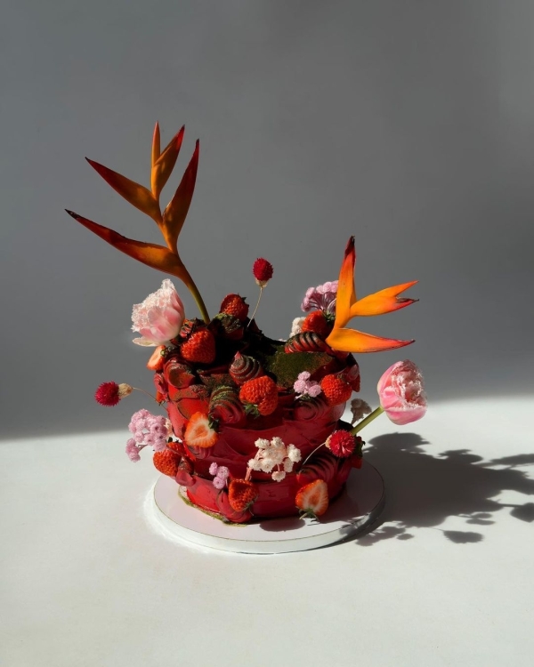 Beautiful Trends for Summer Wedding Cakes | Vintage Decor, Flower Cakes, Seasonal Berries
