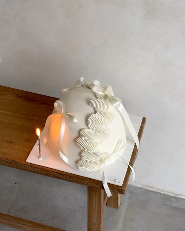 Beautiful Trends for Summer Wedding Cakes | Vintage Decor, Flower Cakes, Seasonal Berries