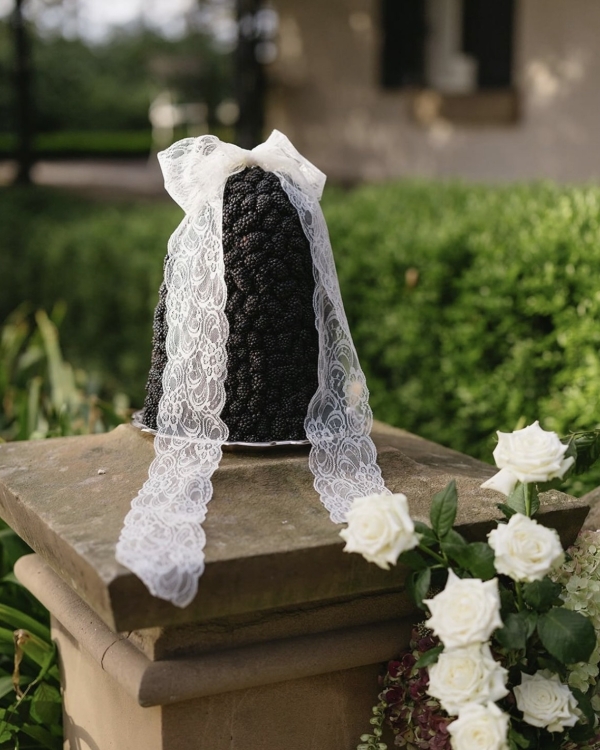 Beautiful Trends for Summer Wedding Cakes | Vintage Decor, Flower Cakes, Seasonal Berries