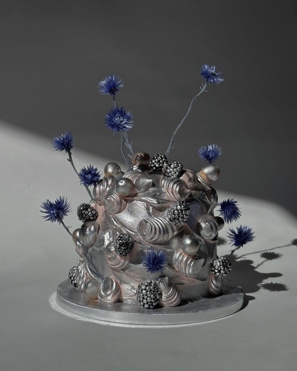 Beautiful Trends for Summer Wedding Cakes | Vintage Decor, Flower Cakes, Seasonal Berries