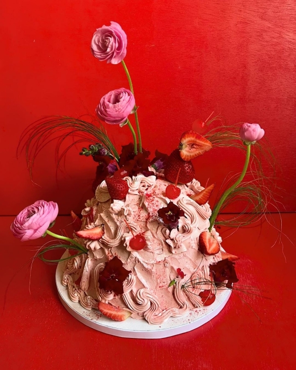 Beautiful Trends for Summer Wedding Cakes | Vintage Decor, Flower Cakes, Seasonal Berries