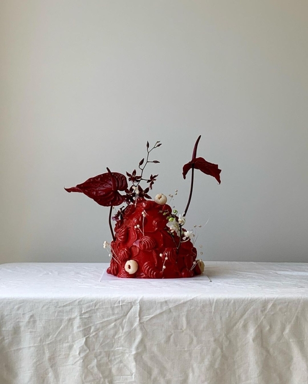 Beautiful Trends for Summer Wedding Cakes | Vintage Decor, Flower Cakes, Seasonal Berries