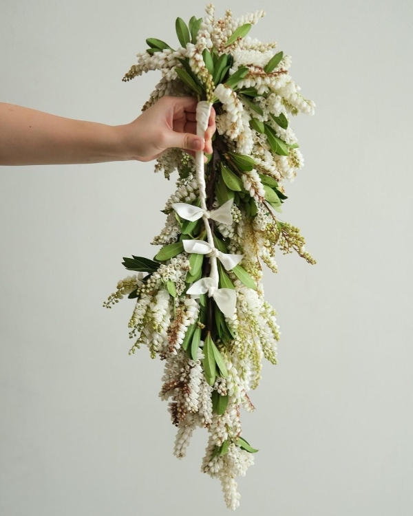 Trend: Cascading Flower Bouquets