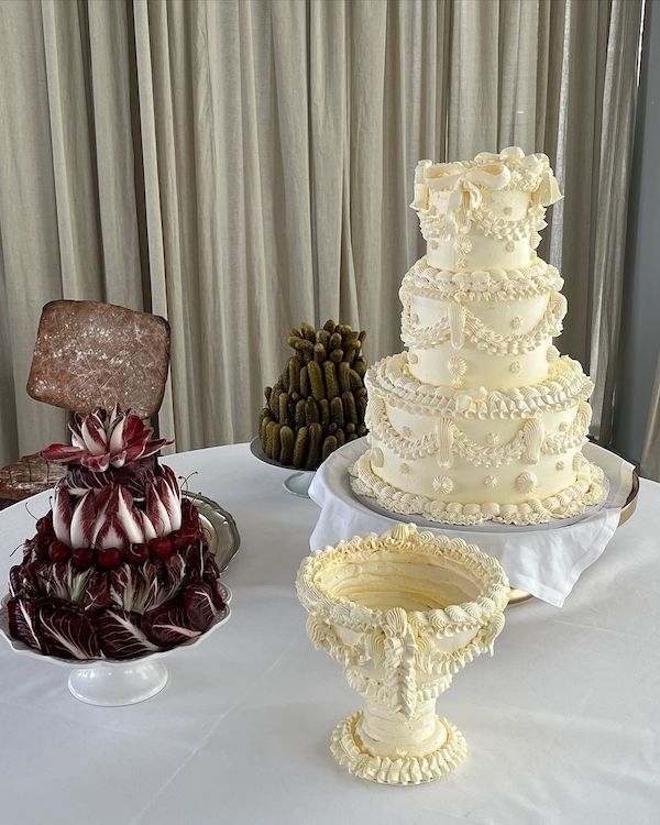 Beautiful Trends for Summer Wedding Cakes | Vintage Decor, Flower Cakes, Seasonal Berries