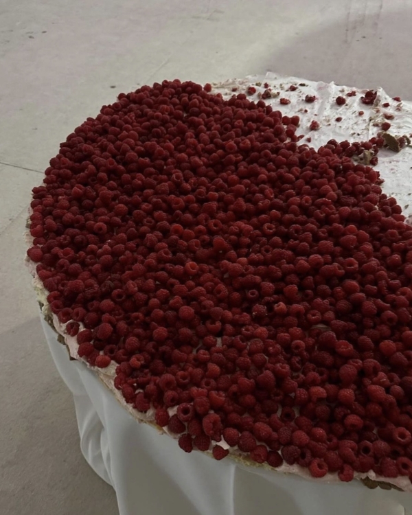 Beautiful Trends for Summer Wedding Cakes | Vintage Decor, Flower Cakes, Seasonal Berries