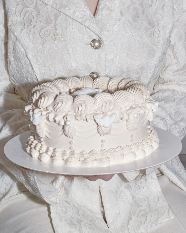 Beautiful Trends for Summer Wedding Cakes | Vintage Decor, Flower Cakes, Seasonal Berries