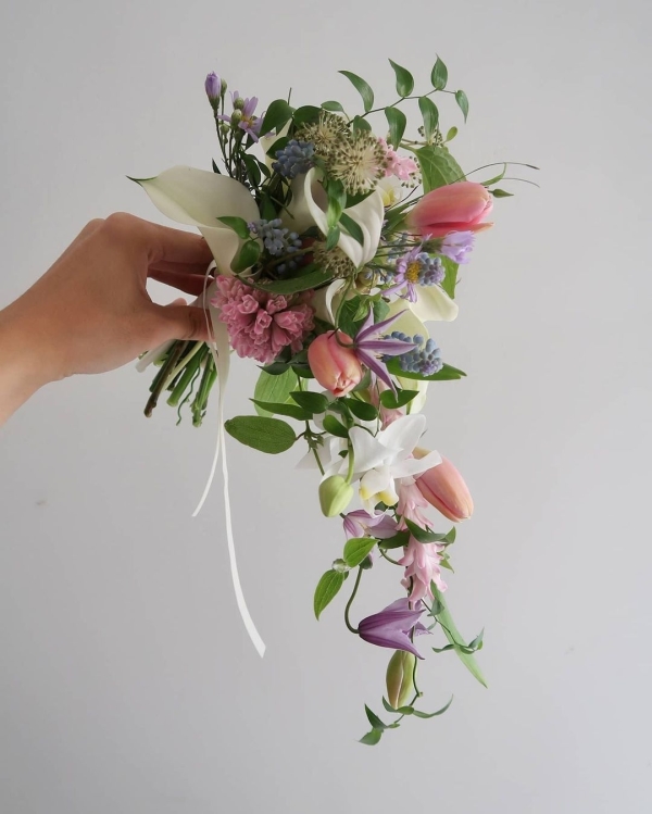 Trend: Cascading Flower Bouquets