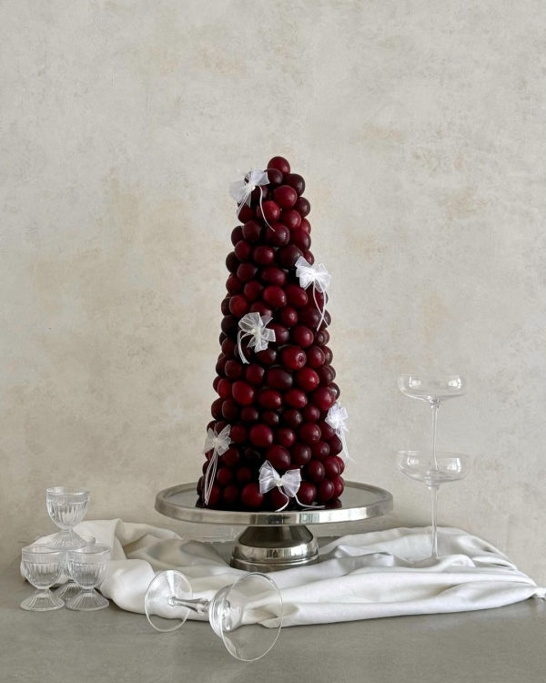 Beautiful Trends for Summer Wedding Cakes | Vintage Decor, Flower Cakes, Seasonal Berries