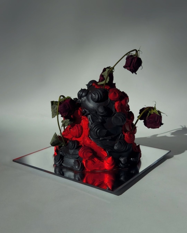 Beautiful Trends for Summer Wedding Cakes | Vintage Decor, Flower Cakes, Seasonal Berries