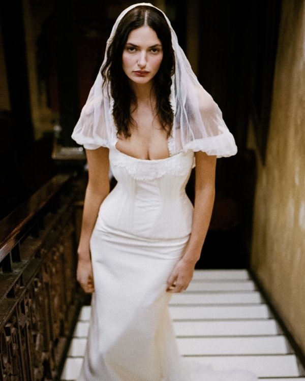 30 Breathtaking Bridal Dresses for a Wedding in Spain