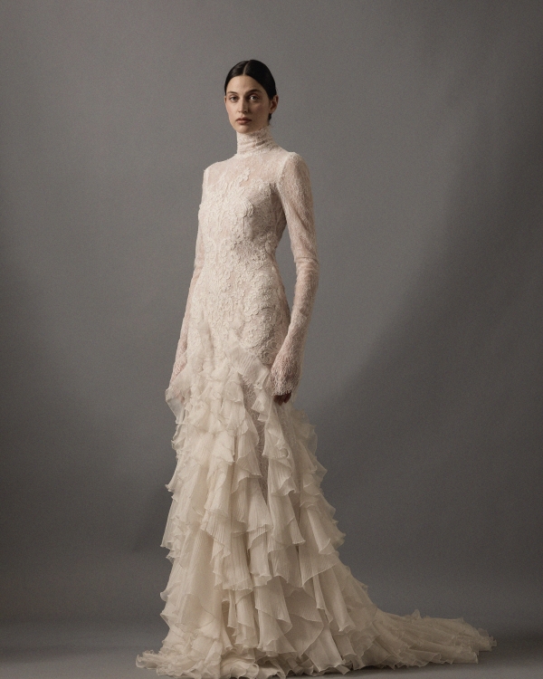 30 Breathtaking Bridal Dresses for a Wedding in Spain