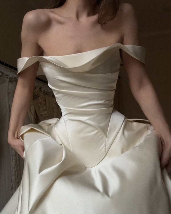 30 Breathtaking Bridal Dresses for a Wedding in Spain