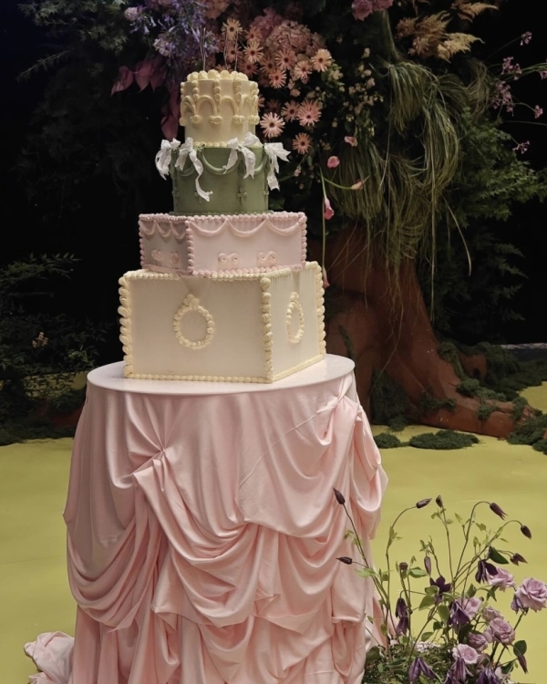 Trend: Stacked Wedding Cakes