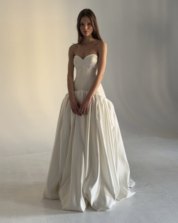 30 Breathtaking Bridal Dresses for a Wedding in Spain