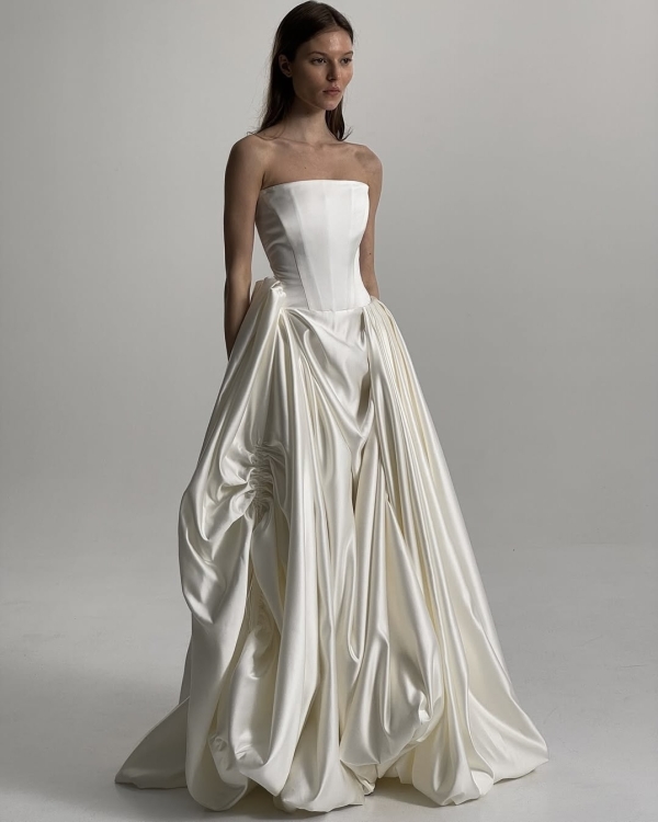 30 Breathtaking Bridal Dresses for a Wedding in Spain