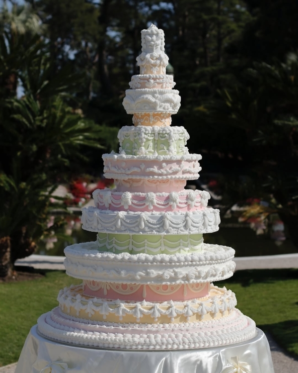 Trend: Stacked Wedding Cakes