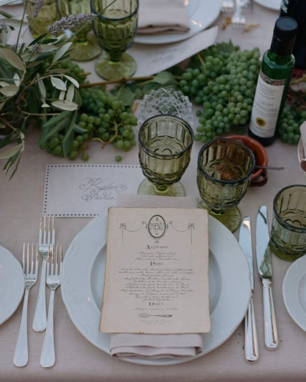 40 Place Setting Trends for 2025 to Transform Your Wedding Table