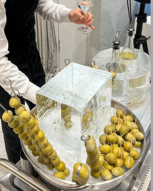 20 Stunning Ice Sculpture Ideas for Your Wedding