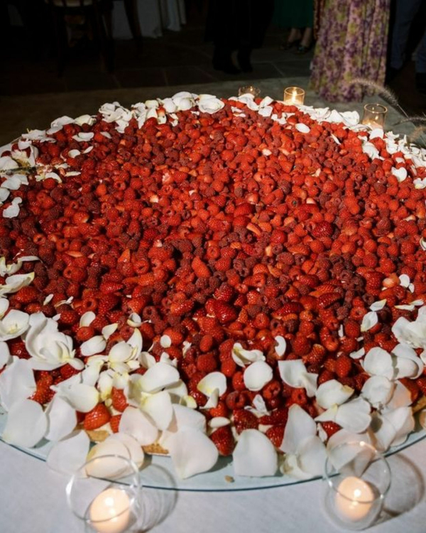 Trend: Oversized Wedding Desserts