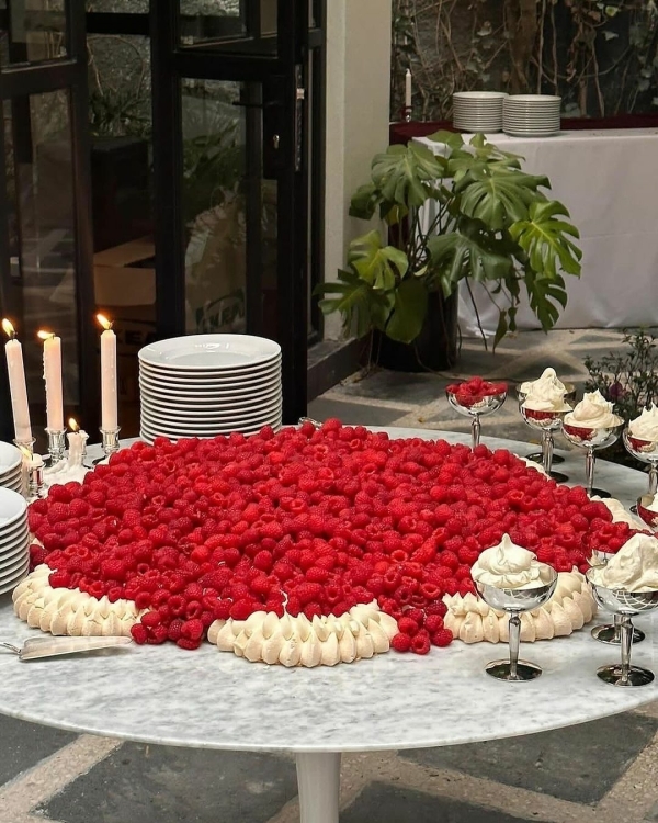 Trend: Oversized Wedding Desserts