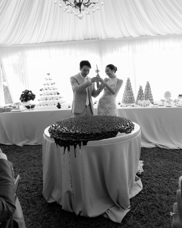 Chic Bangkok Wedding | Gorgeous Blueberry Wedding Cake