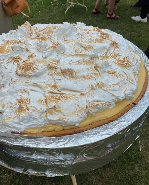 Trend: Oversized Wedding Desserts