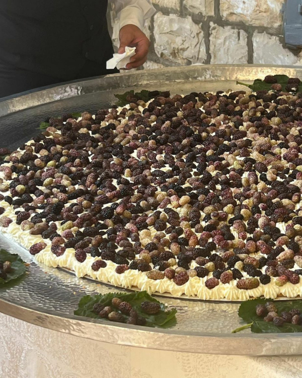 Trend: Oversized Wedding Desserts