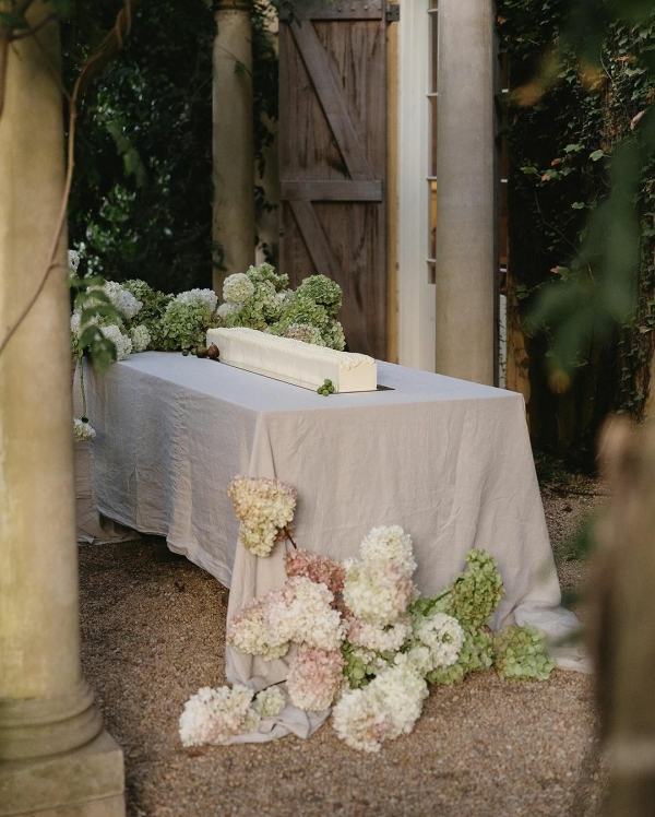 Trend: Oversized Wedding Desserts