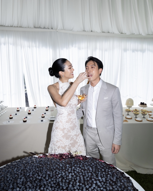 Chic Bangkok Wedding | Gorgeous Blueberry Wedding Cake