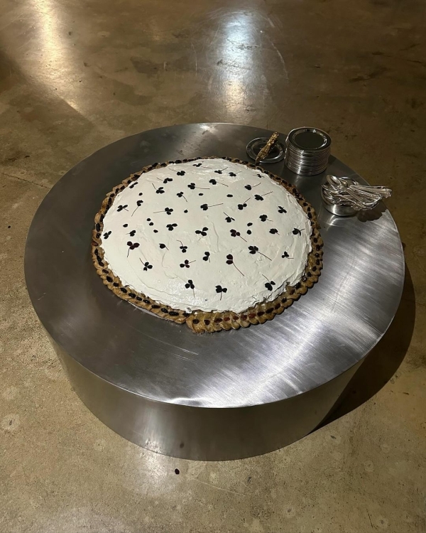 Trend: Oversized Wedding Desserts