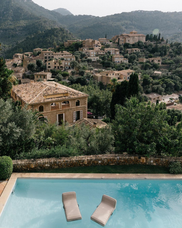 Everything to Know About "Earlymoons"