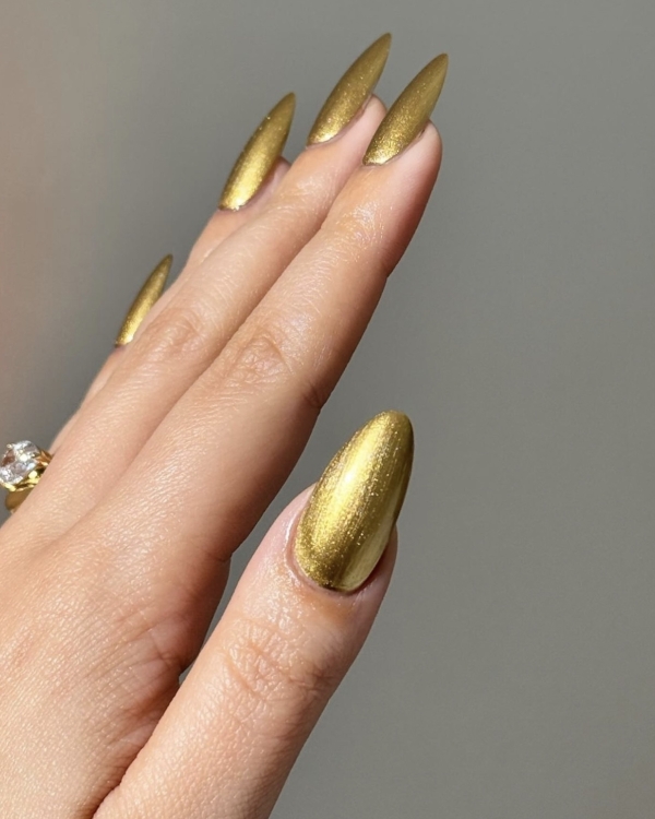 30 Nail Designs to Try This Holiday Season