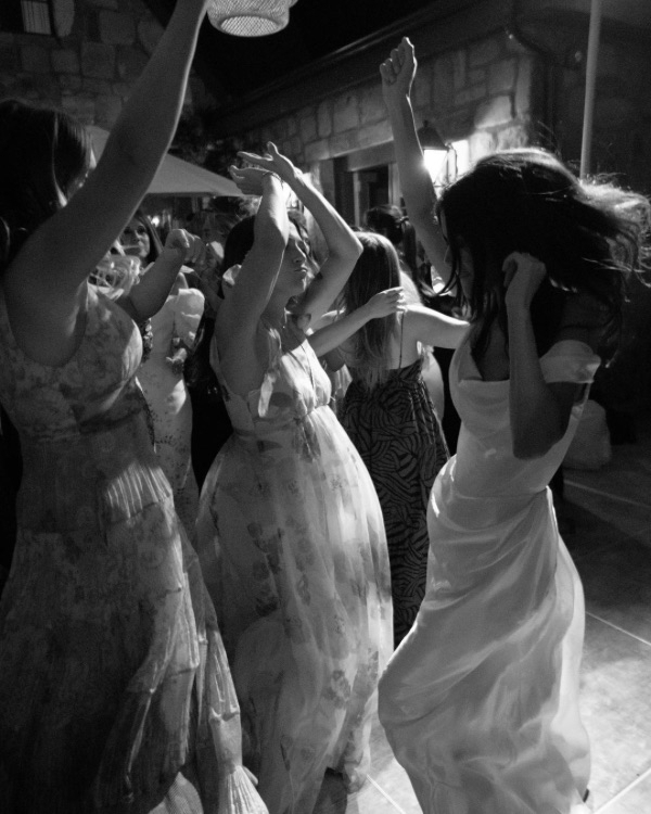 Should Bridesmaids Pay for Their Expenses?