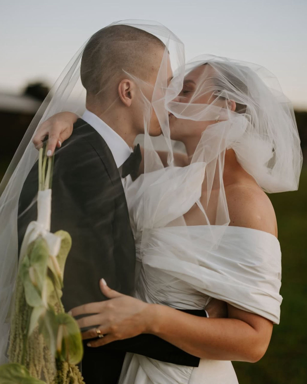 10 Photographer-Backed Wedding Portrait Pose Ideas to Save to Your Mood Board