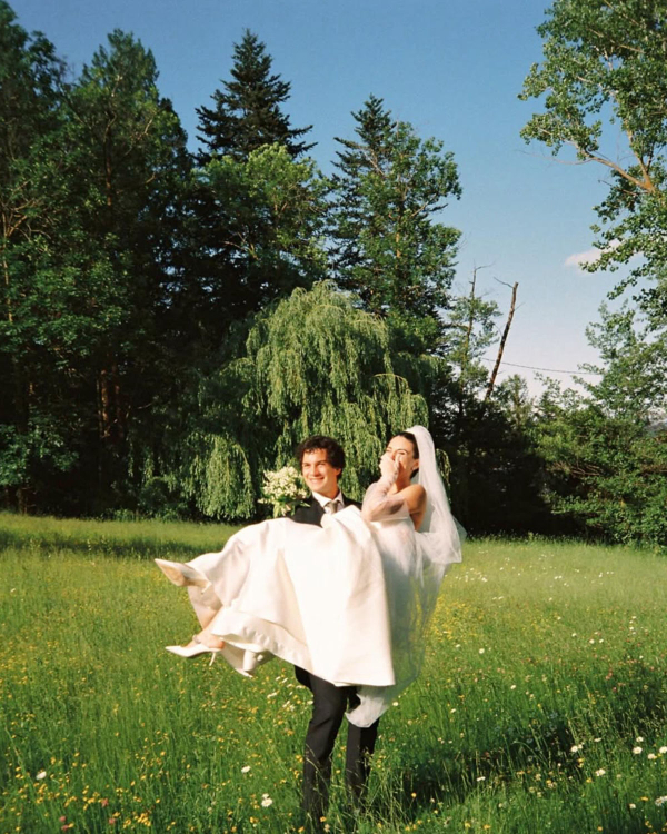 10 Photographer-Backed Wedding Portrait Pose Ideas to Save to Your Mood Board