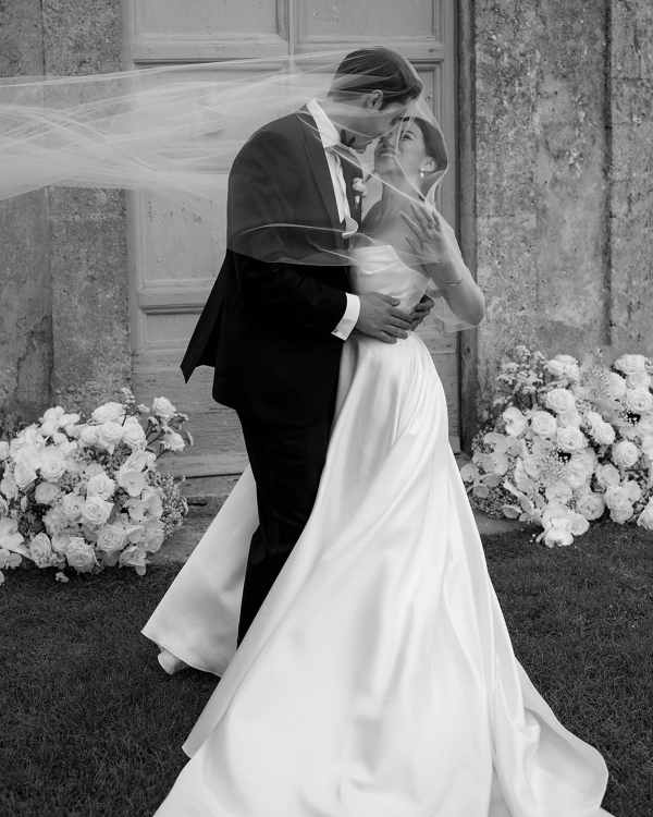 10 Photographer-Backed Wedding Portrait Pose Ideas to Save to Your Mood Board