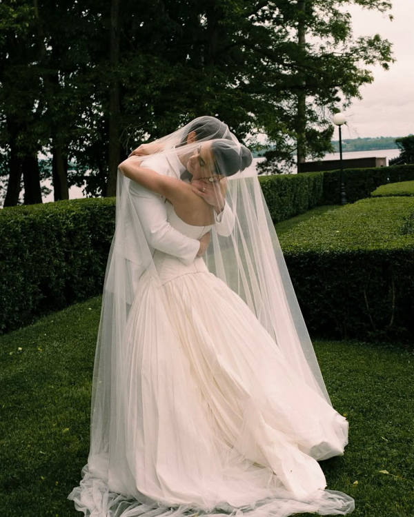 10 Photographer-Backed Wedding Portrait Pose Ideas to Save to Your Mood Board