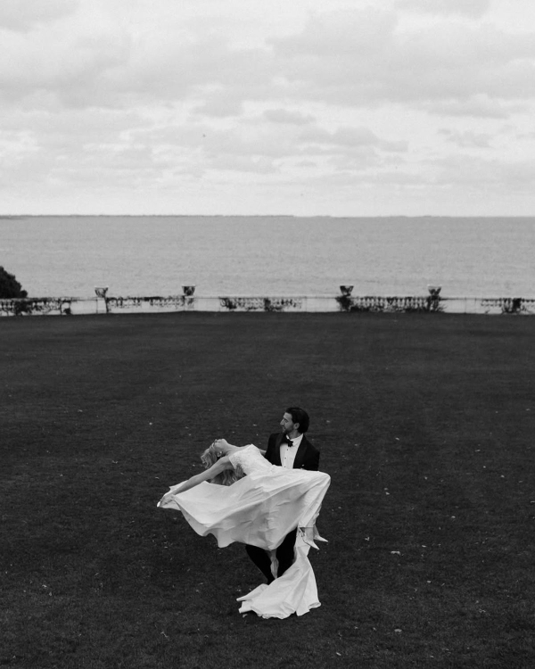 10 Photographer-Backed Wedding Portrait Pose Ideas to Save to Your Mood Board