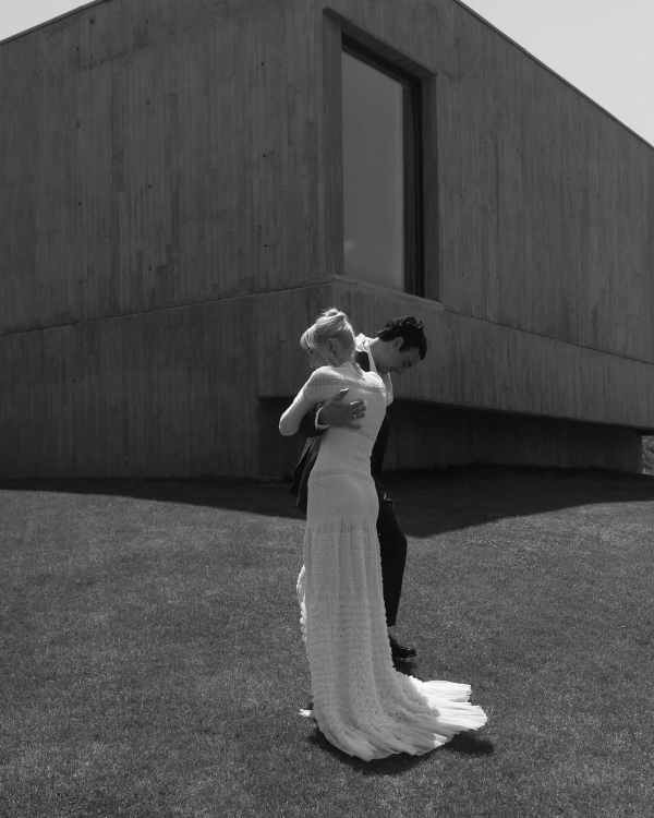 10 Photographer-Backed Wedding Portrait Pose Ideas to Save to Your Mood Board