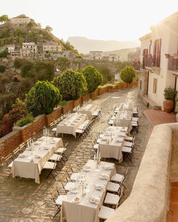 Engagement Party Etiquette | Who Throws The Engagement Party | Who Should be Invited | Planning Guide