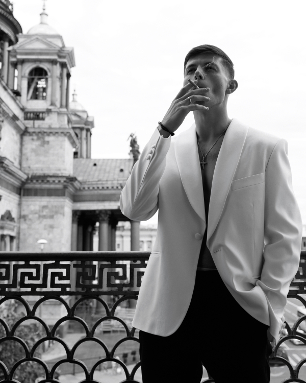 A Dreamlike Wedding with Enchanting Ballerinas & Art in a Historic Palace