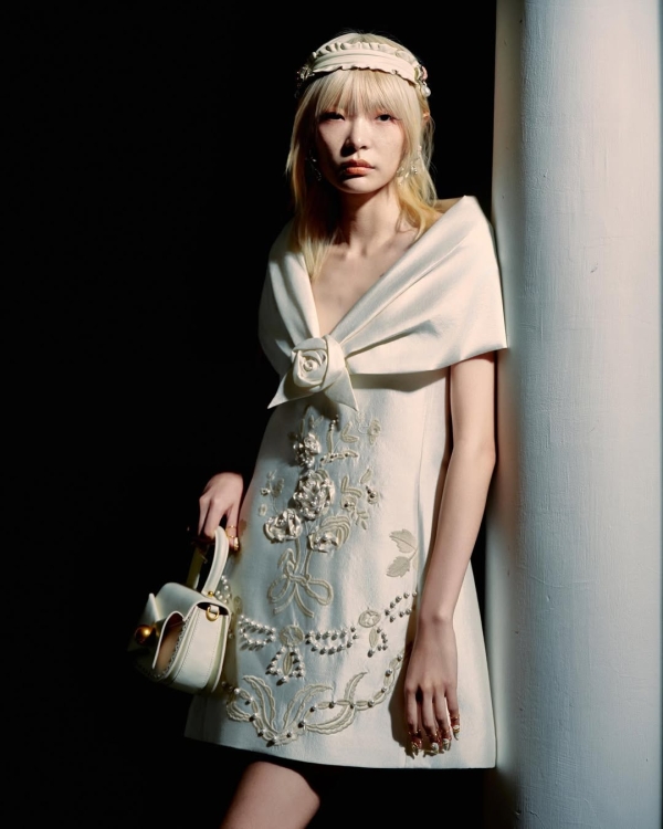 30 Stunning Bridal Clutches for Your Wedding Day Style