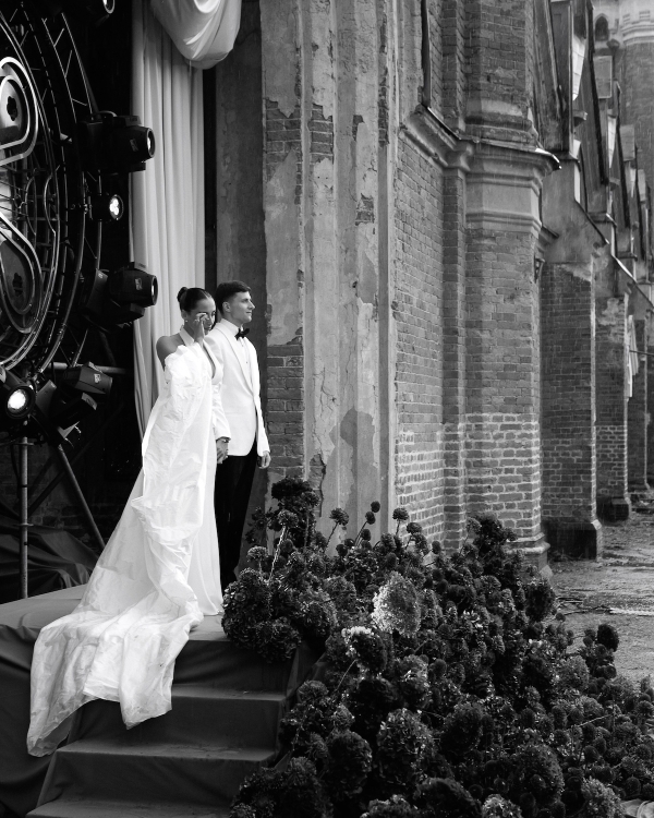 A Dreamlike Wedding with Enchanting Ballerinas & Art in a Historic Palace