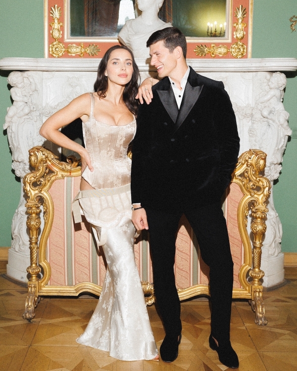 A Dreamlike Wedding with Enchanting Ballerinas & Art in a Historic Palace