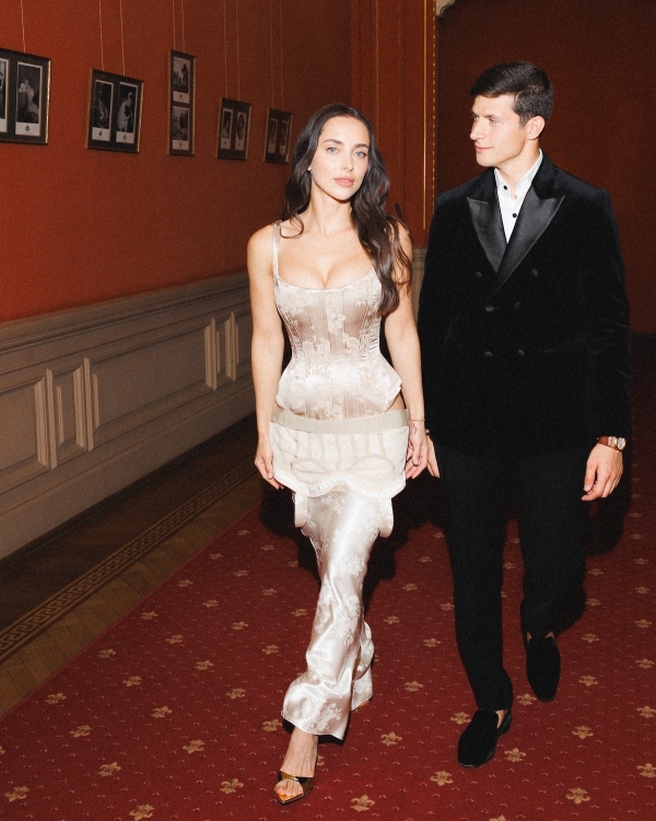 A Dreamlike Wedding with Enchanting Ballerinas & Art in a Historic Palace