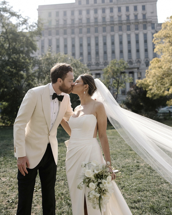 Modern Wedding in Toronto at Canoe | Interview with the Bride About Picking the Venue, Choosing Outfits, and Dealing with Planning Challenges