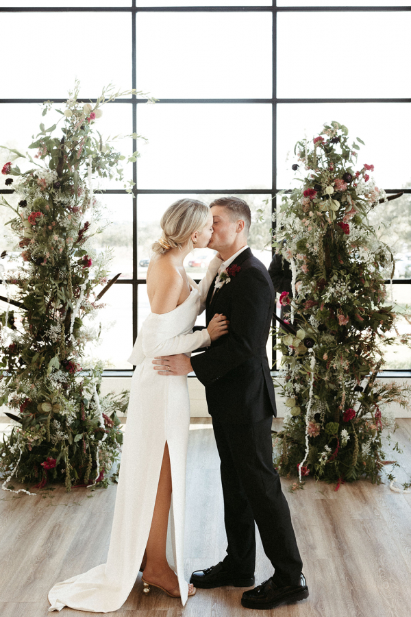 Real wedding that reflected current emotions | An interview with the bride regarding concept development, the wedding program, and the outfits