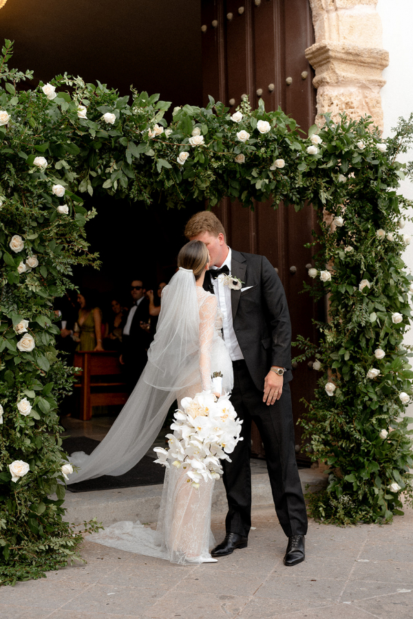 Romance in Puerto Rico: Dream Wedding and Tropical Delights | Interview with the bride about the preparation for the wedding, the choice of outfits and a rich musical program